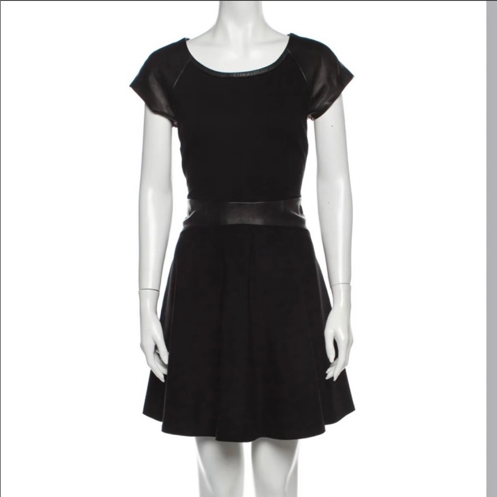 Pretty awesome condition Diane Von Furstenberg mini swing dress black